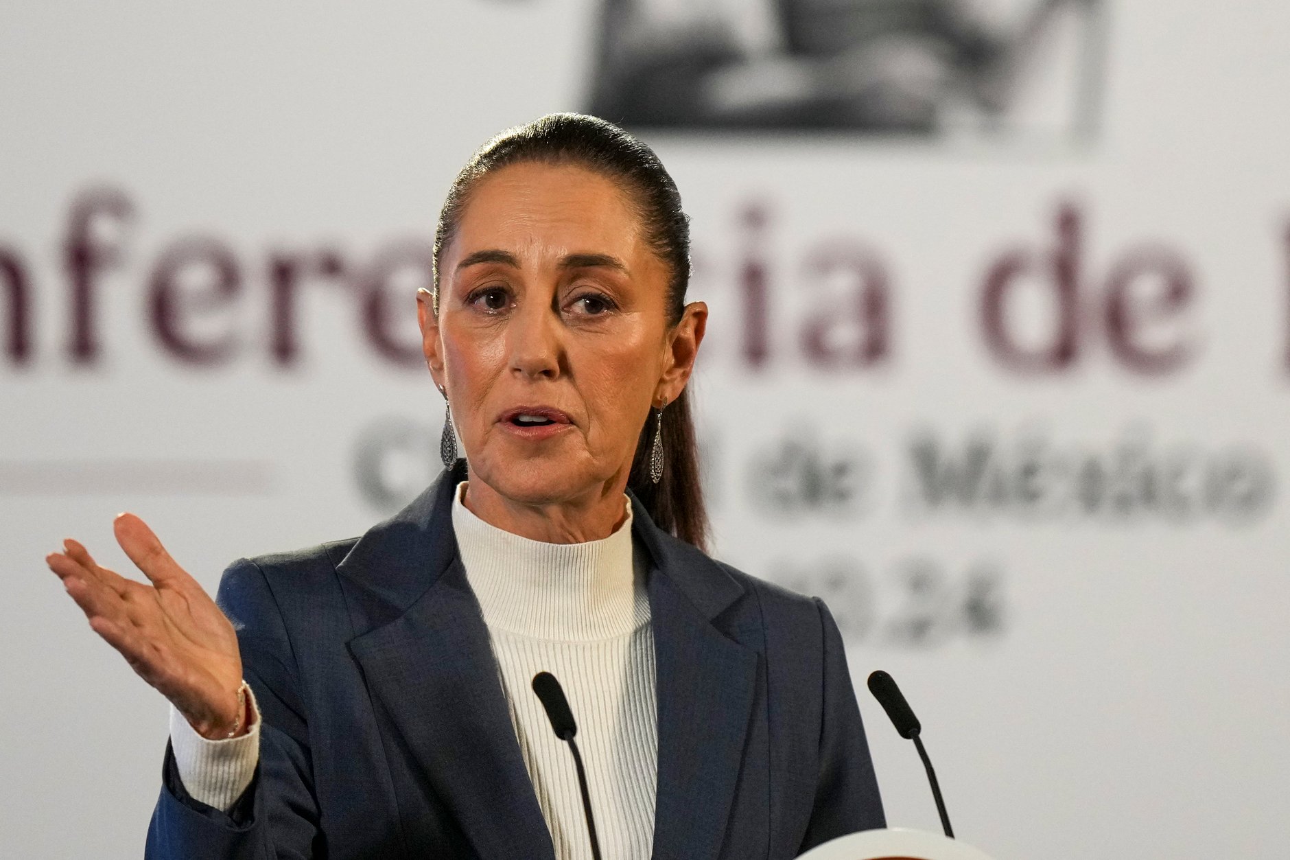 Reuters: Mexic refuză un zbor militar american care deporta migranți. Ce spune Claudia Sheinbaum