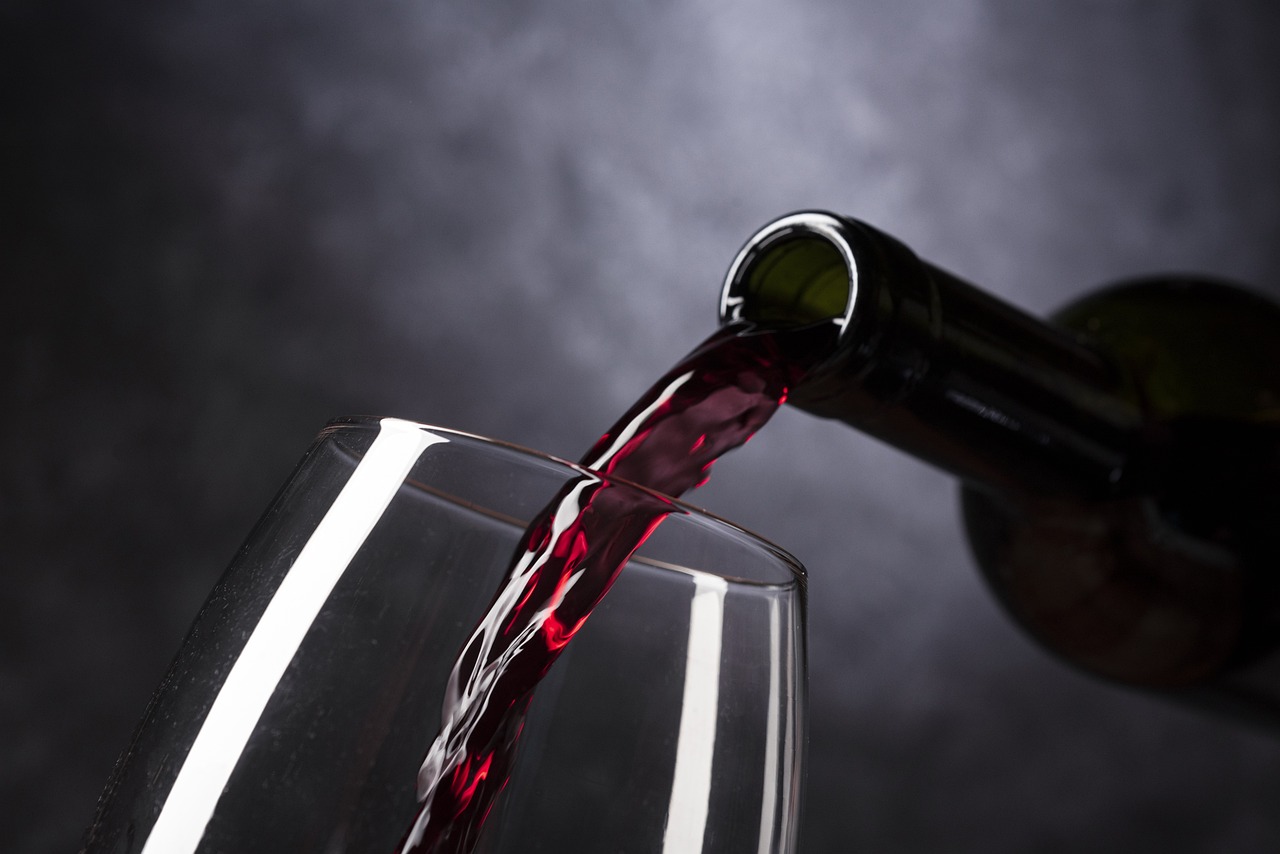 Francezii beau din ce în ce mai puțin vin roșu. De ce consumul este în scădere la nivel global