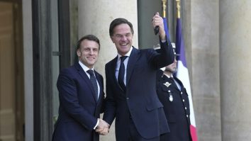 Liderii europeni caută soluții la Paris pentru a ieși din criză. Marea Britanie și Suedia sunt gata să trimită trupe în Ucraina