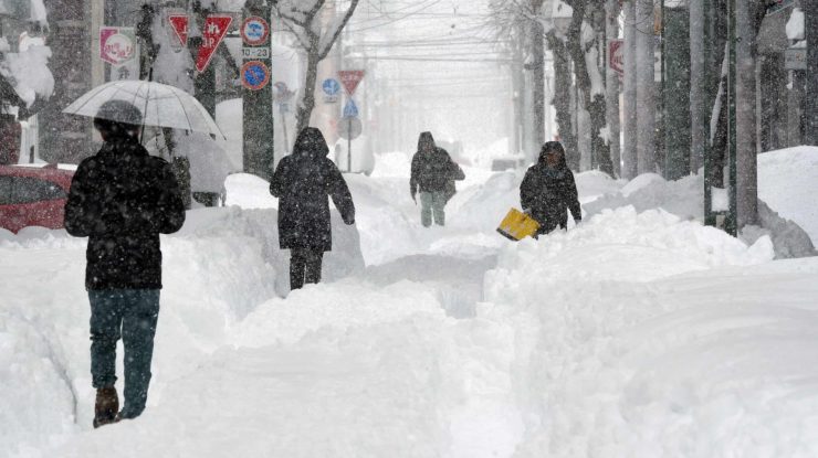 Japonia se confruntă cu ninsori record / Inundații severe lovesc Australia și California