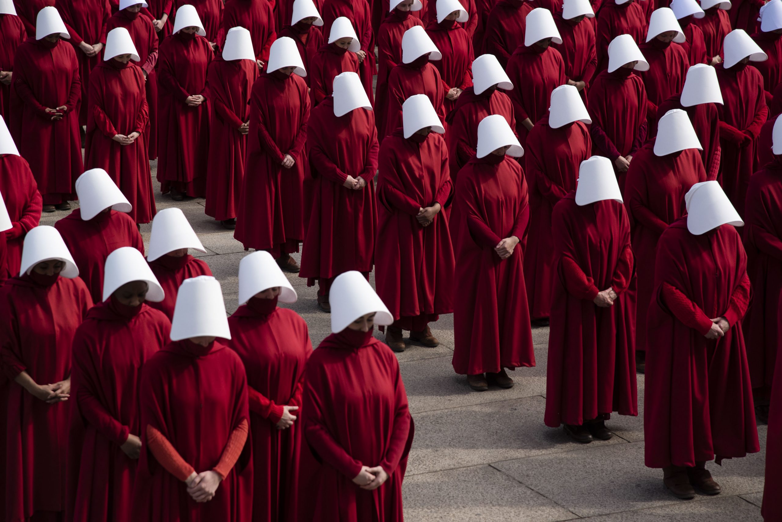 VIDEO. „The Handmaid’s Tale” anunță data de lansare pentru ultimul sezon. La ce să te aștepți de la finalul serialului
