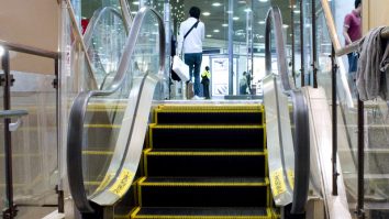 Urcă și turismul. Cea mai mică scară rulantă din lume e într-un mall din Japonia. Are doar 84 de cm