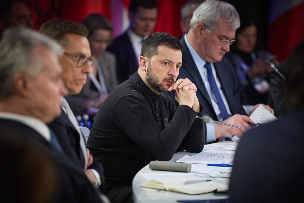 Ucraina rezistă în continuare în fața invaziei. Zelenski: „Masa negocierilor este a noastră, Rusia este invitat”