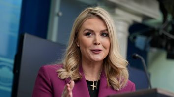 Trump redeschide ușile Casei Albe pentru sute de jurnaliști interziși de Biden. Ce este New Media