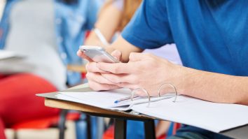 Inspectoratul Școlar Giurgiu cere școlilor să interzică telefoanele la ore. Elevii trebuie să predea telefoanele la începutul programului