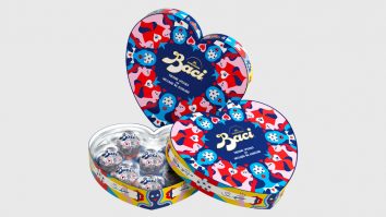 Bomboanele Baci Perugina „lovesc” în toate simțurile. În loc de răvașe în ambalaj, o să găsești un cod QR ca să asculți citate de amor