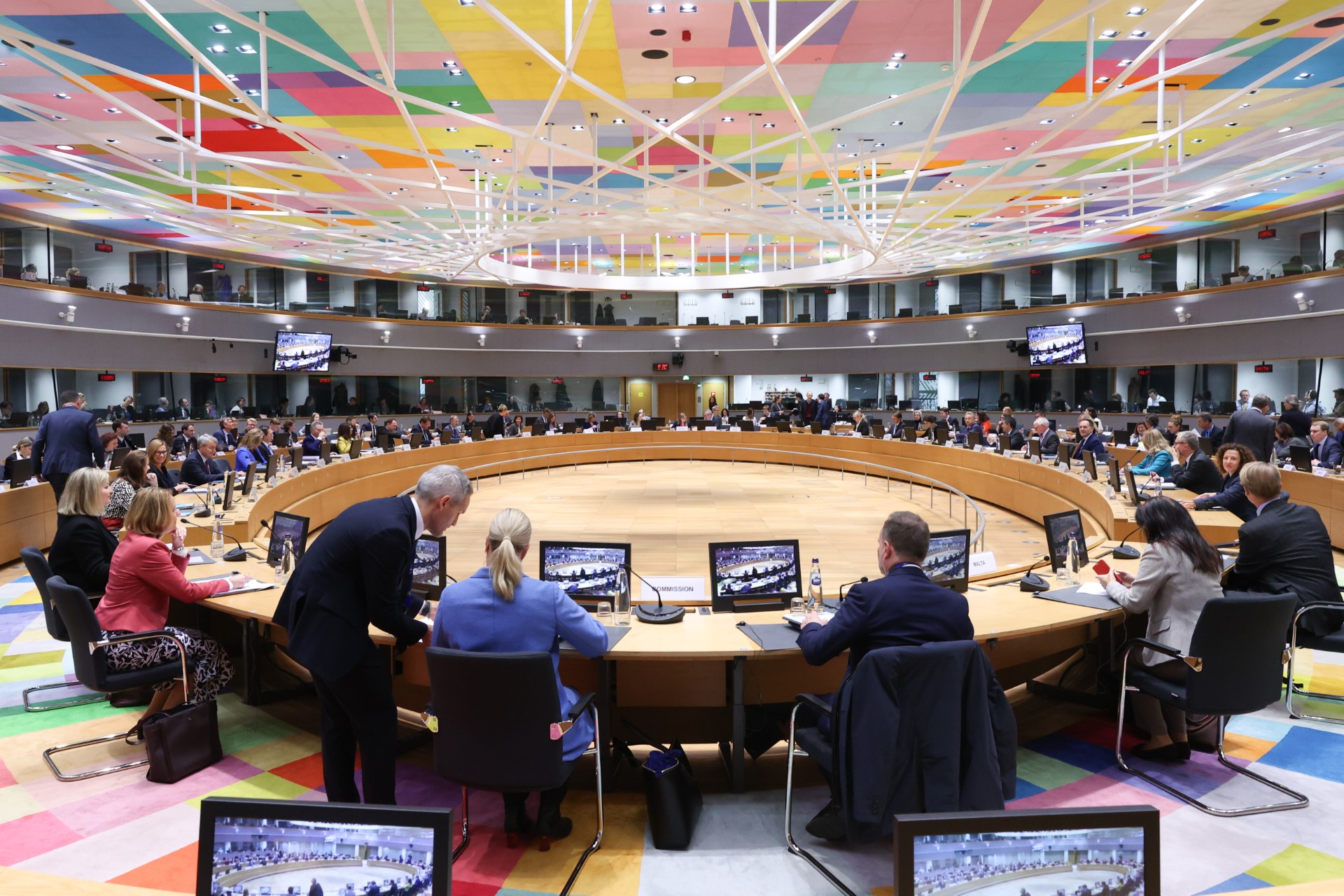 Liderii UE se reunesc astăzi la Bruxelles. Pe agenda discuțiilor: Apărarea continentului împotriva Rusiei și „gestionarea” lui Donald Trump