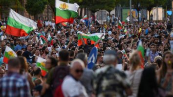 Protestatarii antieuro din Bulgaria au luat cu asalt clădirea Uniunii Europene. Populația nu vrea introducerea monedei euro începând cu 2026