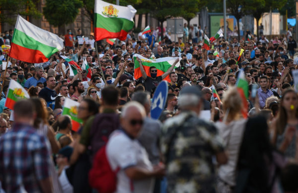 Protestatarii antieuro din Bulgaria au luat cu asalt clădirea Uniunii Europene. Populația nu vrea introducerea monedei euro începând cu 2026