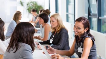 Succesul financiar nu mai garantează statului bărbatului în cuplu. Adrian Mitroi, profesor de finanțe comportamentale: „Trebuie să fii sociabil și trebuie să fii pas în pas cu ea”