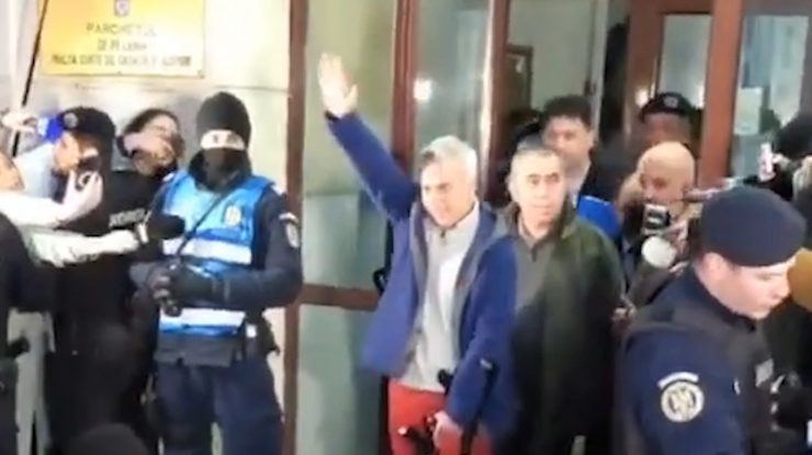 VIDEO. Călin Georgescu a făcut același gest ca Elon Musk și Steve Bannon, la ieșirea de la Parchetul General
