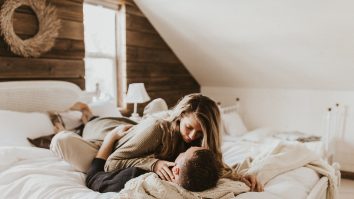 Persoanele care își iau concediu ca să facă sex se întorc mai productive. 20% dintre angajați și-ar schimba jobul pentru o astfel de zi liberă