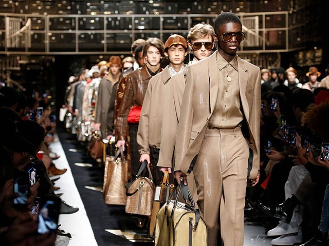 Milan Fashion Week 2025 surprinde prin colecții îndrăznețe și reinterpretări inovative de la marile case de modă