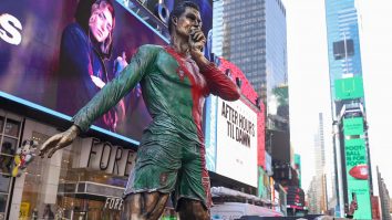 O statuie de bronz de 3,6 metri a fost dezvelită în Times Square pentru a marca cea de-a 40-a aniversare a lui Cristiano Ronaldo