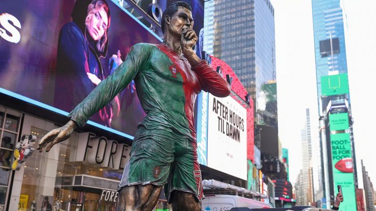 O statuie de bronz de 3,6 metri a fost dezvelită în Times Square pentru a marca cea de-a 40-a aniversare a lui Cristiano Ronaldo