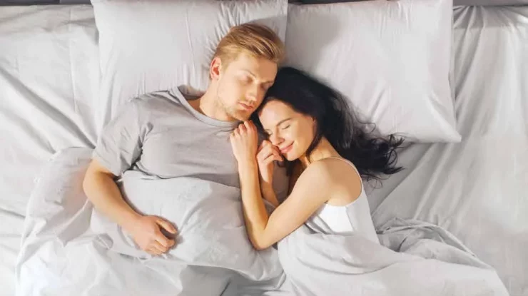 Calitatea somnului crește atunci când dormi împreună cu persoana iubită. Ce au descoperit cercetătorii