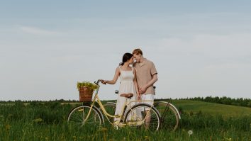 Dating-ul se schimbă radical în 2025. Care sunt cele mai inedite trenduri în iubire