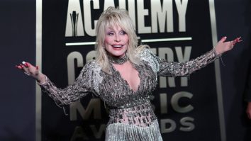 Un spectacol muzical dedicat lui Dolly Parton a fost suspendat din cauza unor remarci homofobe