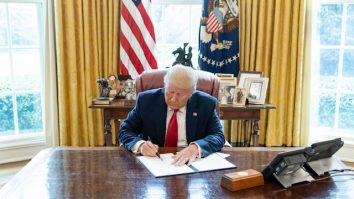 Donald Trump este dat în judecată pentru noile decrete impuse. Ce impact au aceste procese asupra ordinelor