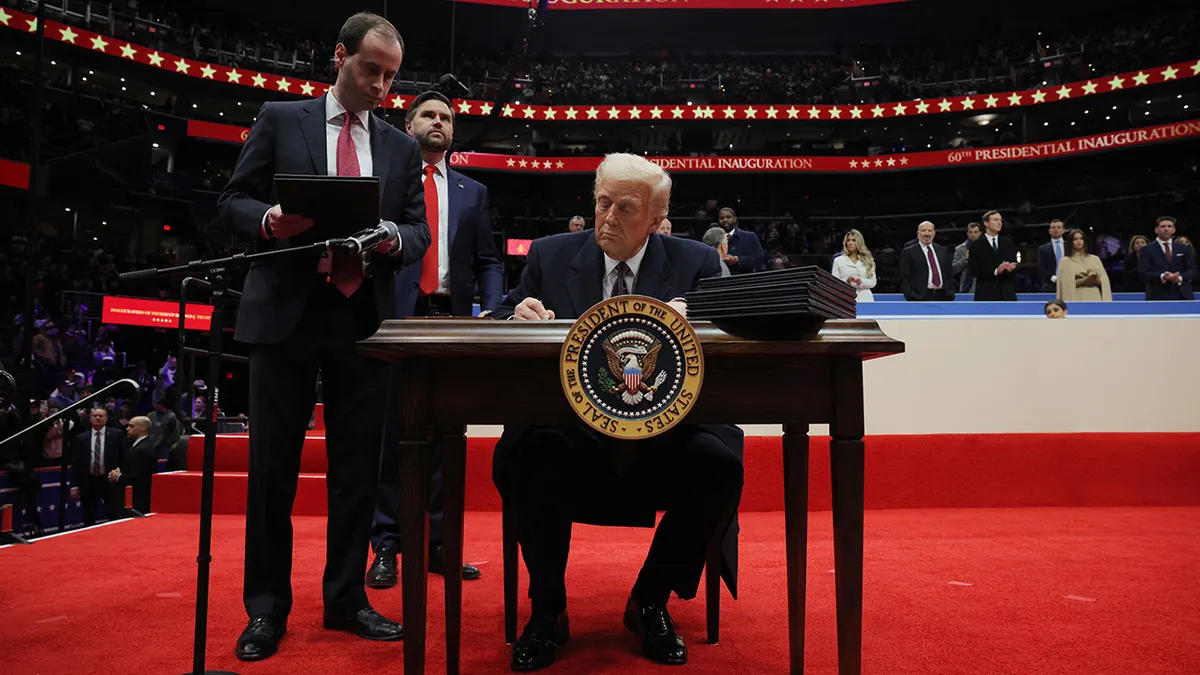 Administrația Trump elimină informațiile despre LGBT și vaccinuri de pe site-urile federale. Decizia e parte a directivei de a opri promovarea „ideologiei de gen”