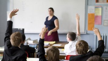 Educația sexuală în România rămâne un subiect controversat și sensibil. Adina Manea, președinte Tineri pentru Tineri: „Ministerul nu a convins mai mult de 6-7% din populație, cu temele adresate”