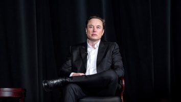 Expert Forum îi cere lui Elon Musk să se informeze corect după ce a acuzat ONG-urile din România că vor să „distrugă democrația”
