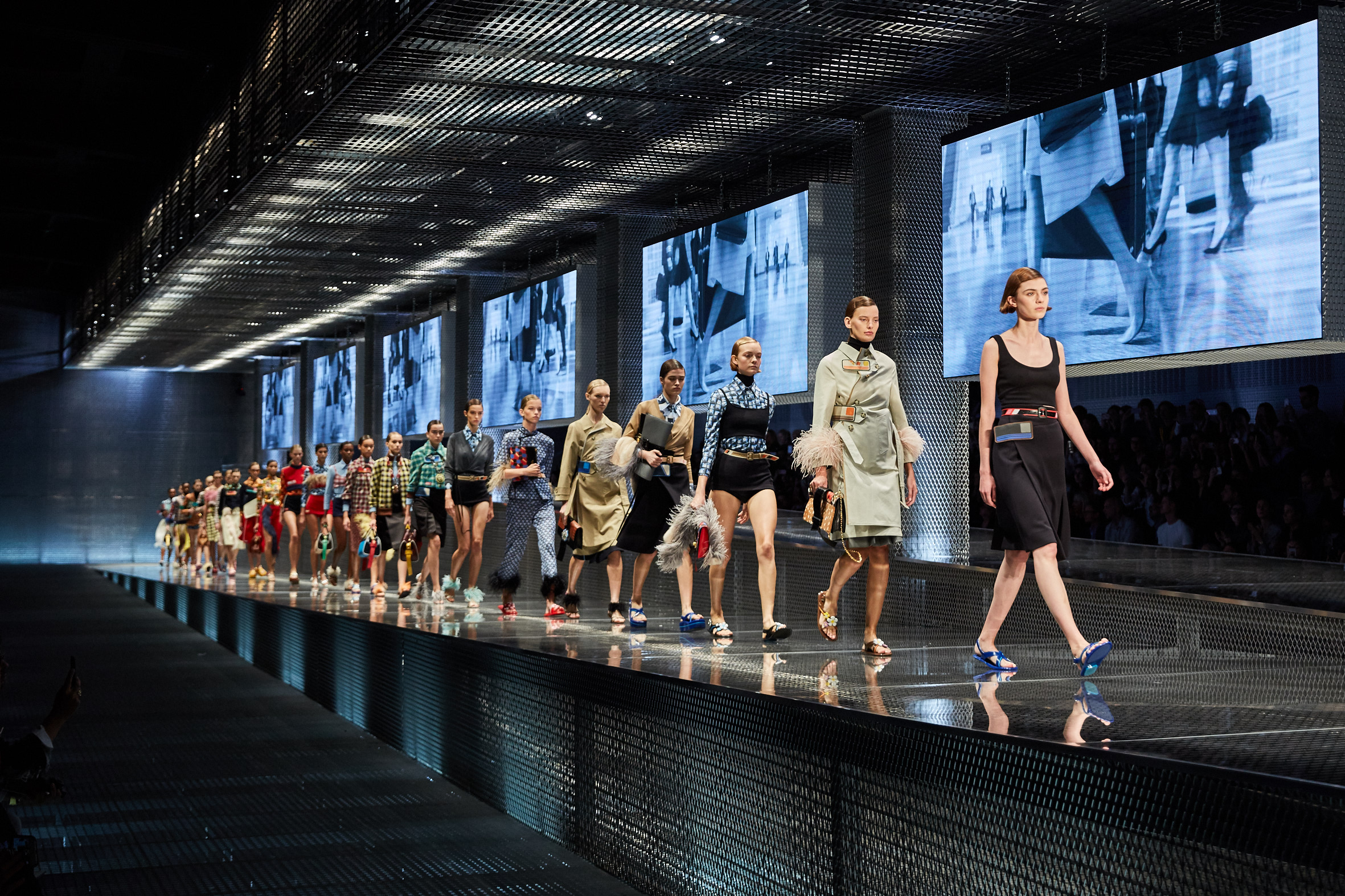 A început Milano Fashion Week 2025/2026. Care sunt cele mai așteptate colecții ale săptămânii