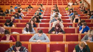 Un sfert dintre studenții din România aleg afacerile, administrația și dreptul. Aceste domenii au cele mai reduse rate de promovare