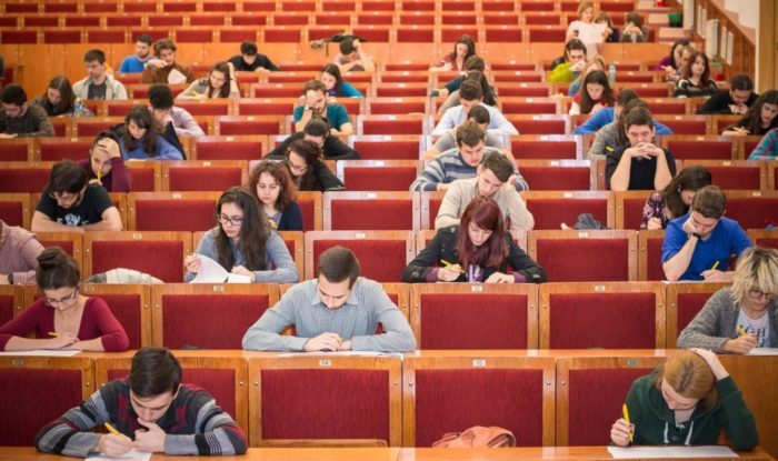 Un sfert dintre studenții din România aleg afacerile, administrația și dreptul. Aceste domenii au cele mai reduse rate de promovare