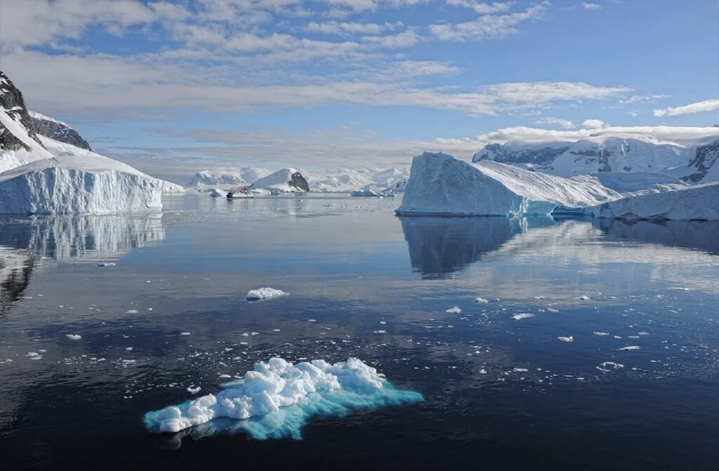 Întinderea totală a gheții marine din Arctica și Antarctica a atins un minim record. Situația încălzirii globale devine tot mai problematică