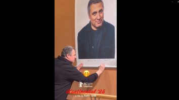 „F*CK PUTIN AND TRUMP”: Regizorul român Radu Jude a semnat mesajul pe un autoportret la premiera filmului Kontinental 25