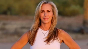 Cum poți trăi mult și bine și fără să fii milionar? Te învață Julie Clark, o femeie de 56 de ani, a cărei vârstă biologă e de doar 36 de ani