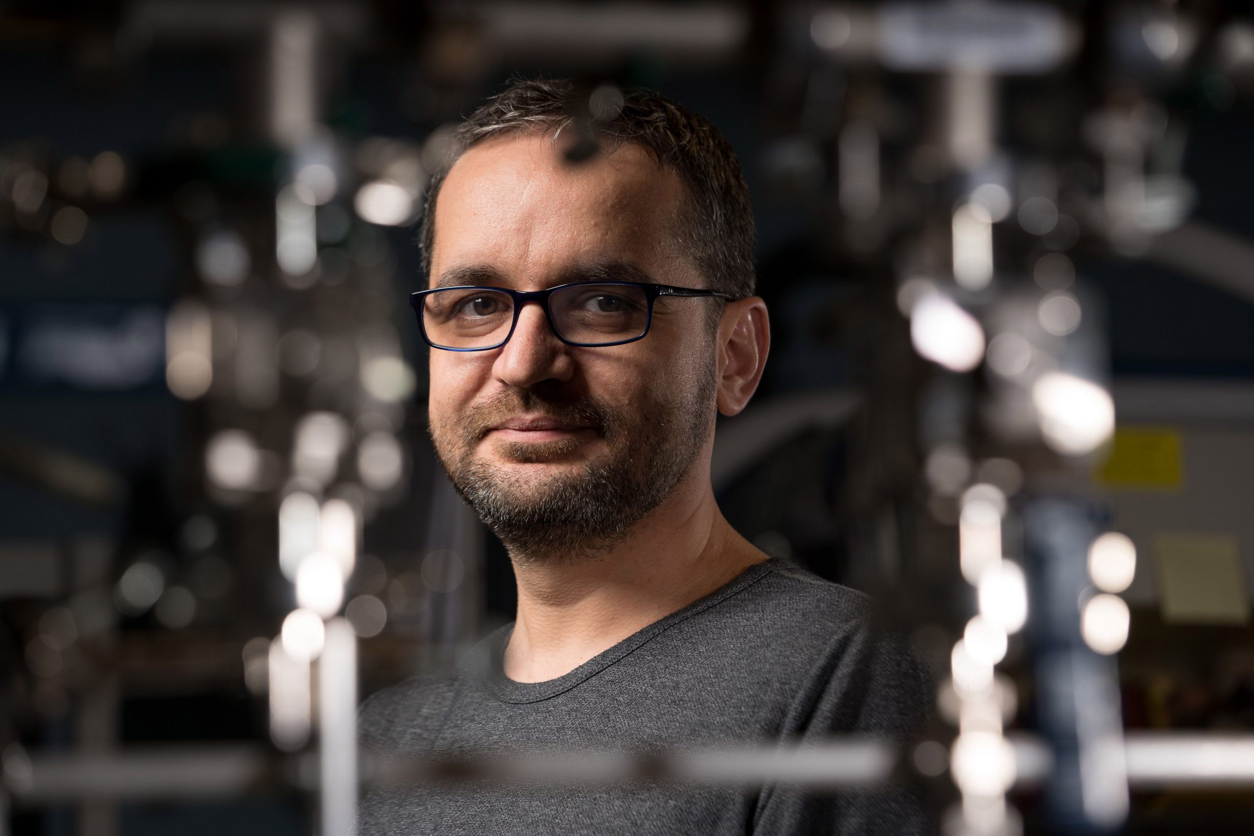 Echipa de la MIT, condusă de un român, a dezvoltat o nouă baterie: Cum poate schimba industria auto