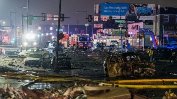 VIDEO. Un avion medical cu șase persoane la bord s-a prăbuşit lângă un mall din Philadelphia. Mai multe case au luat foc