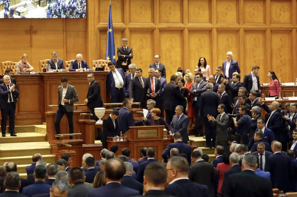 Moțiunea de cenzură împotriva Ciolacu 2 a picat: De ce a fost demis șeful AEP, Toni Greblă