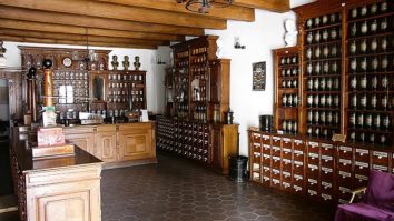 Muzeul Farmaciei din Cluj te așeaptă cu „Leacuri pentru Suflet”. Bianca Tămaș, PR: „Lectura face bine sufletului iar medicina face bine trupului”