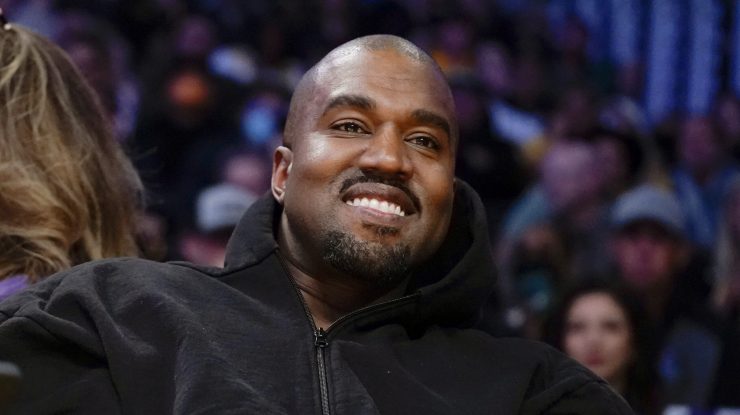 Platforma Yeezy a lui Kanye West a fost închisă după ce a pus la vânzare tricouri cu svastică