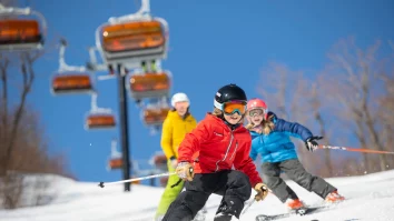 Unde mergi cu familia la schi iarna asta? Topul celor mai căutate stațiuni din România și afară