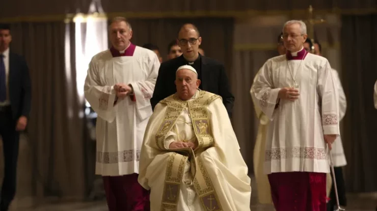 Vaticanul afirmă că starea Papei Francisc se înrăutățește. Suveranul Pontif a primit o transfuzie de sânge, a informat serviciul de presă