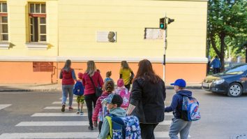 Primăria din Sfântu Gheorghe duce elevii la școală cu Pedibusul. Cum sunt motivați copiii să meargă pe jos