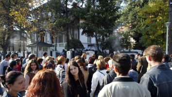 România are una dintre cele mai mari rate ale emigrației din UE. Adrian Mitroi, profesor de finanțe comportamentale: „Nu avem politici pro-familie precum în Occident”