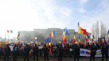 FOTO. AUR a strâns peste 200.000 de semnături pentru candidatura lui Călin Georgescu. În Piața Victoriei au loc proteste