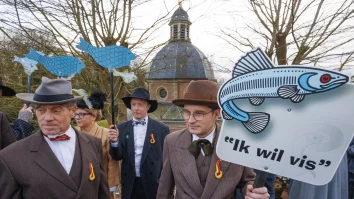 O tradiție de 600 de ani a fost interzisă în Belgia. Cum a divizat populația vinul cu pești vii