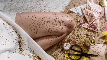 Care-i trendul pe TikTok? Femeile folosesc sclipici ca să îi prindă pe partenerii infideli