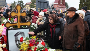 Sute de oameni s-au adunat la mormântul lui Navalnîi din Moscova pentru a comemora un an de la moartea sa. Avertismentul jurnaliștilor pro-Kremlin: „Nu mergeți!”