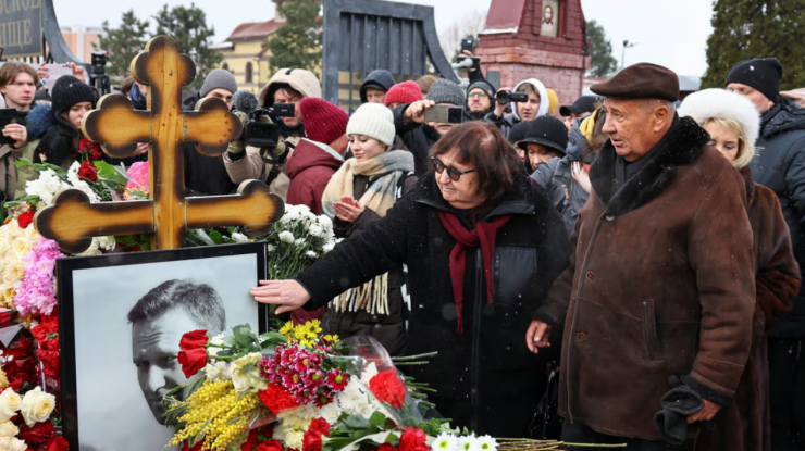 Sute de oameni s-au adunat la mormântul lui Navalnîi din Moscova pentru a comemora un an de la moartea sa. Avertismentul jurnaliștilor pro-Kremlin: „Nu mergeți!”