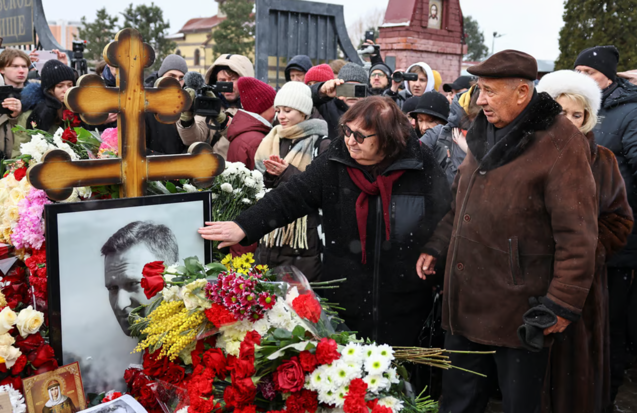 Sute de oameni s-au adunat la mormântul lui Navalnîi din Moscova pentru a comemora un an de la moartea sa. Avertismentul jurnaliștilor pro-Kremlin: „Nu mergeți!”