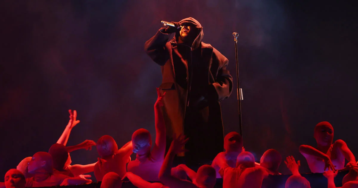 The Weeknd pune capăt boicotului Grammy cu o interpretare surpriză. Artistul a acuzat Academia de corupție și lipsă de transparență