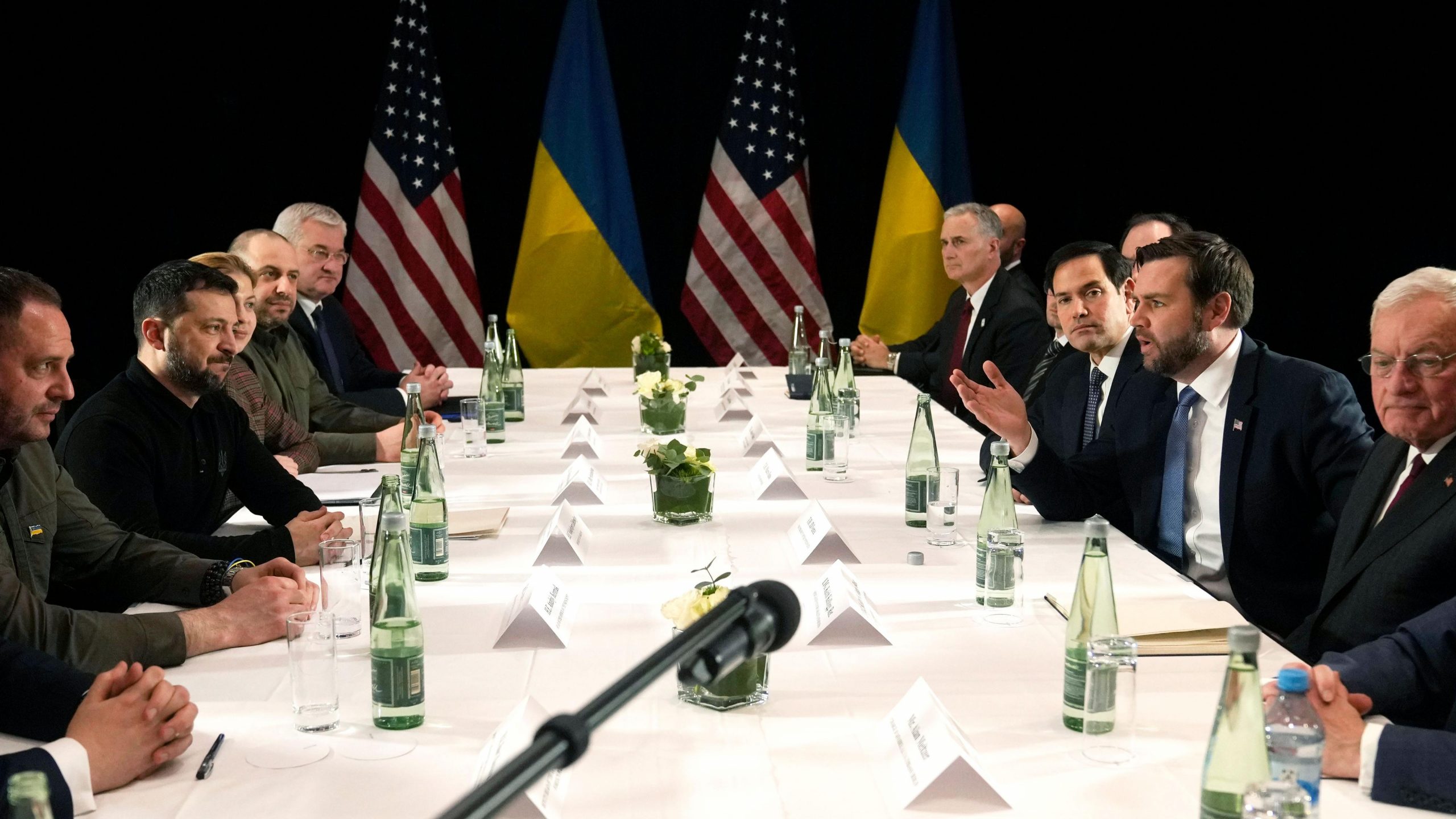 Președintele ucrainean, Volodimir Zelenski și vicepreședintele SUA, J.D. Vance au purtat discuții la München