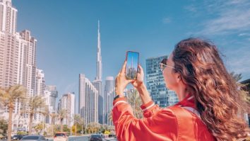 O adolescentă din SUA strânge bani să vadă lumea. Tânăra de 17 ani are o boală care duce, în final, la orbire